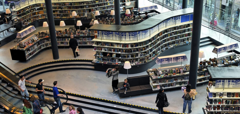 La bibliothèque d'Almere aux Pays-Bas est, elle, ouvertement inspirée des principes de merchandising employés en librairie.